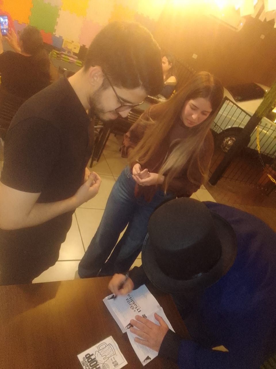 J. Angelini de cartola autografando A Seita Maldita para um casal