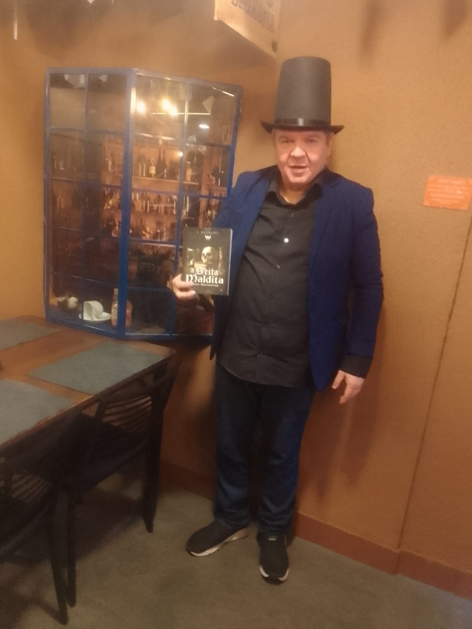 J. Angelini de cartola e blazer com A Seita Maldita