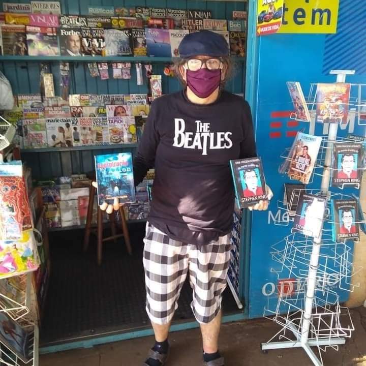 J. Angelini com dois livros em banca de revistas