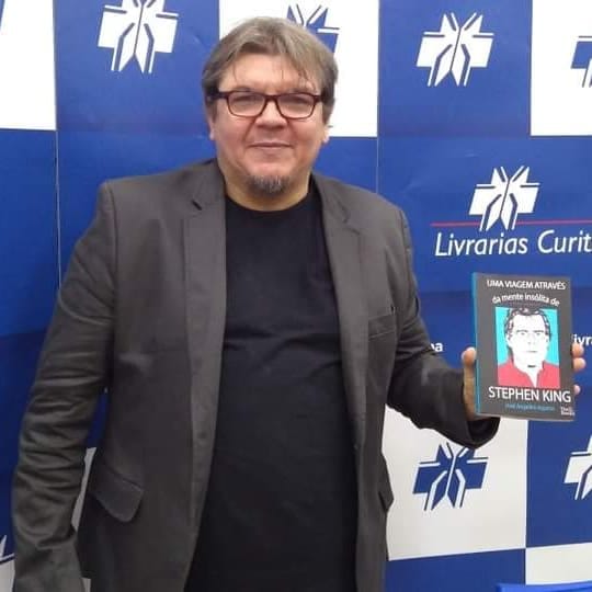 J. Angelini na Livrarias Curitiba com a biografia de Stephen King
