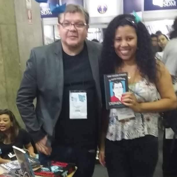 Leitora com a biografia de Stephen King em evento