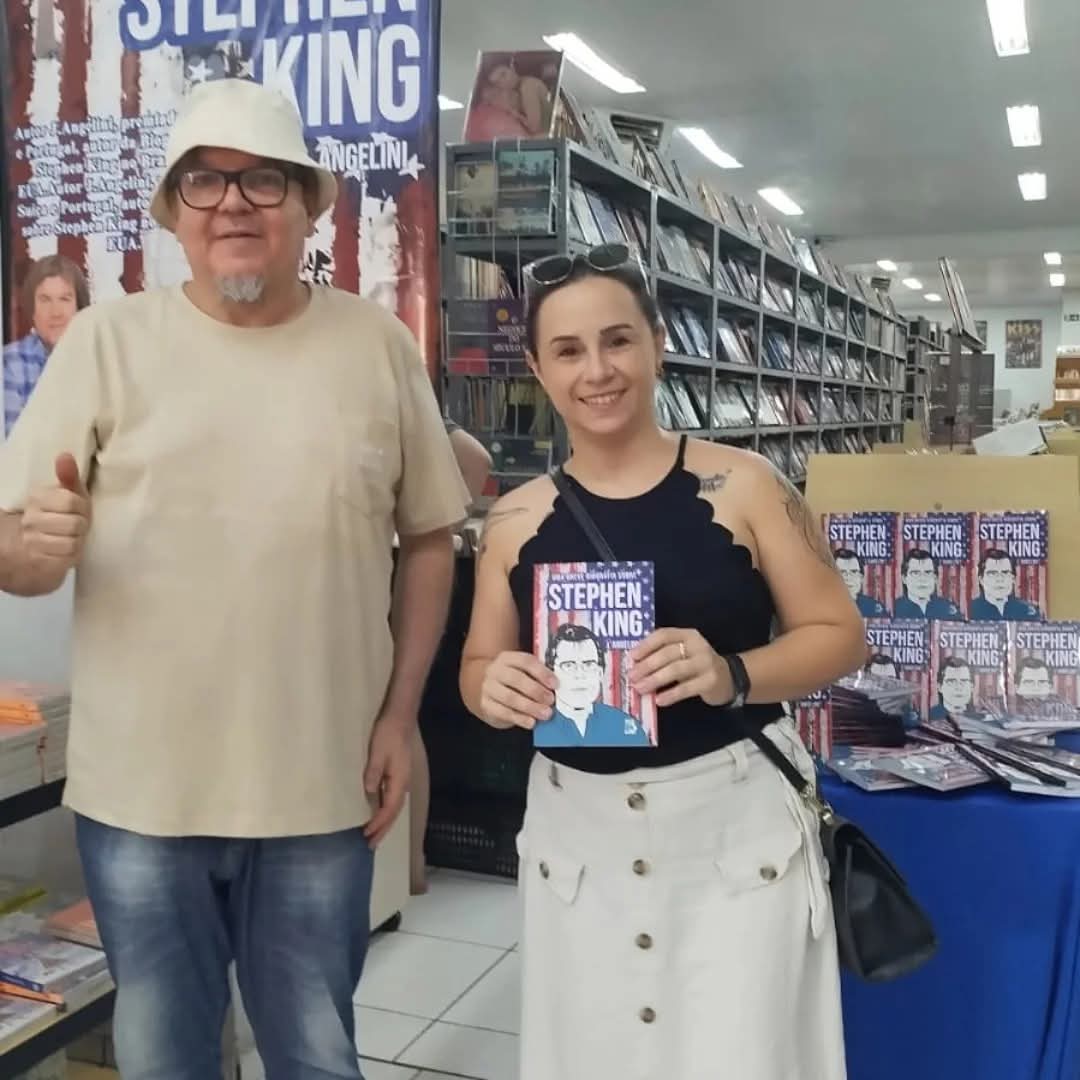 J. Angelini com leitora em sessão de autógrafos