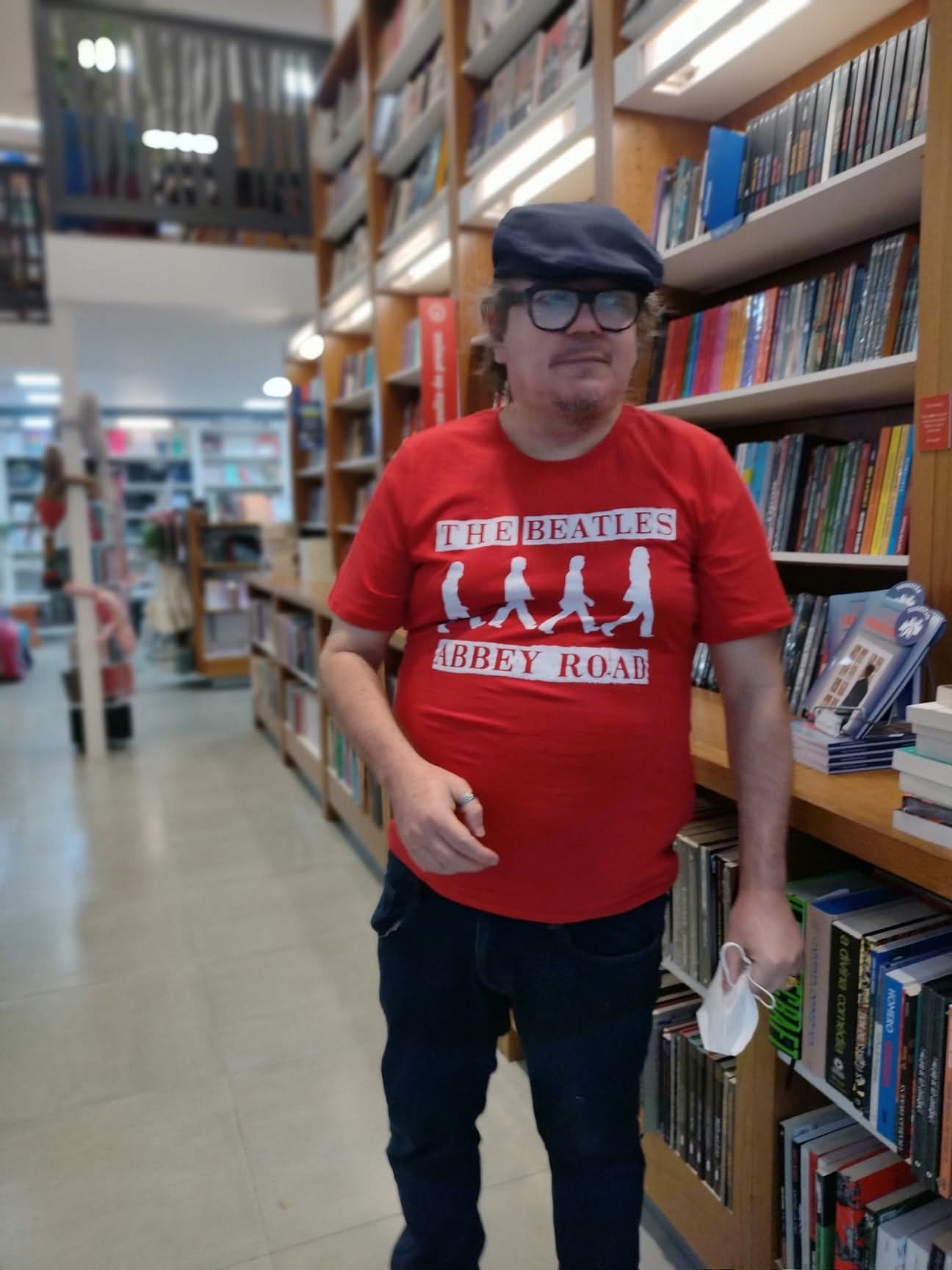 J. Angelini em corredor de livraria