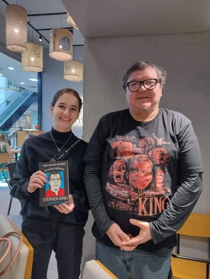 Leitora com a biografia de Stephen King em café de shopping