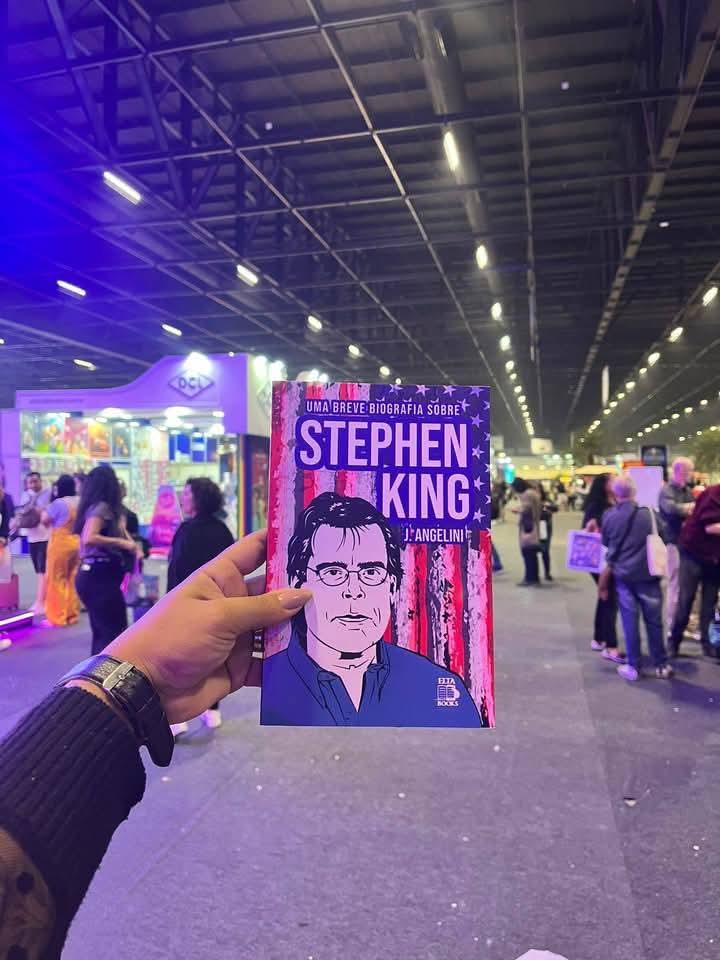 Exemplar da biografia de Stephen King em feira do livro