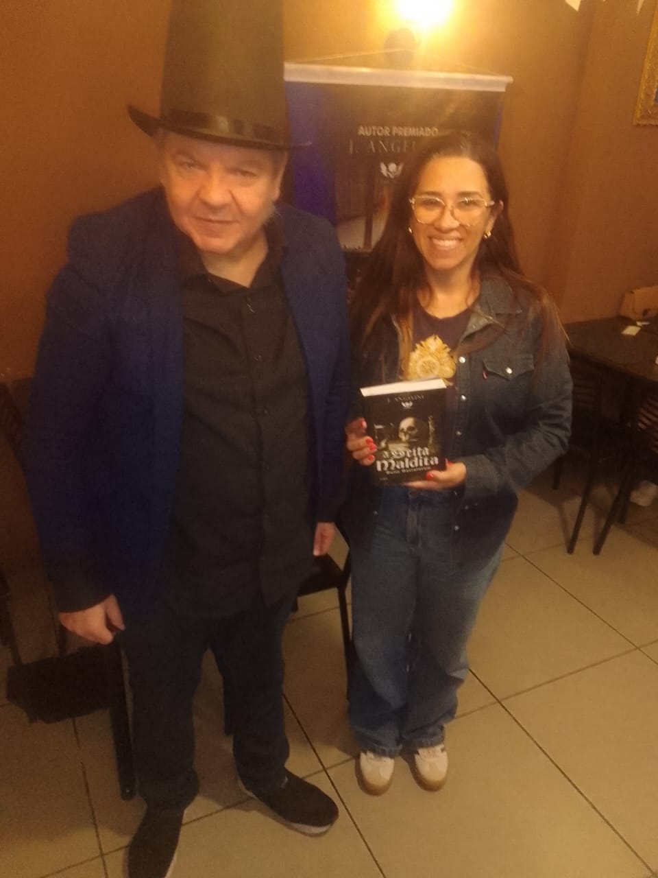 J. Angelini de cartola com leitora e A Seita Maldita