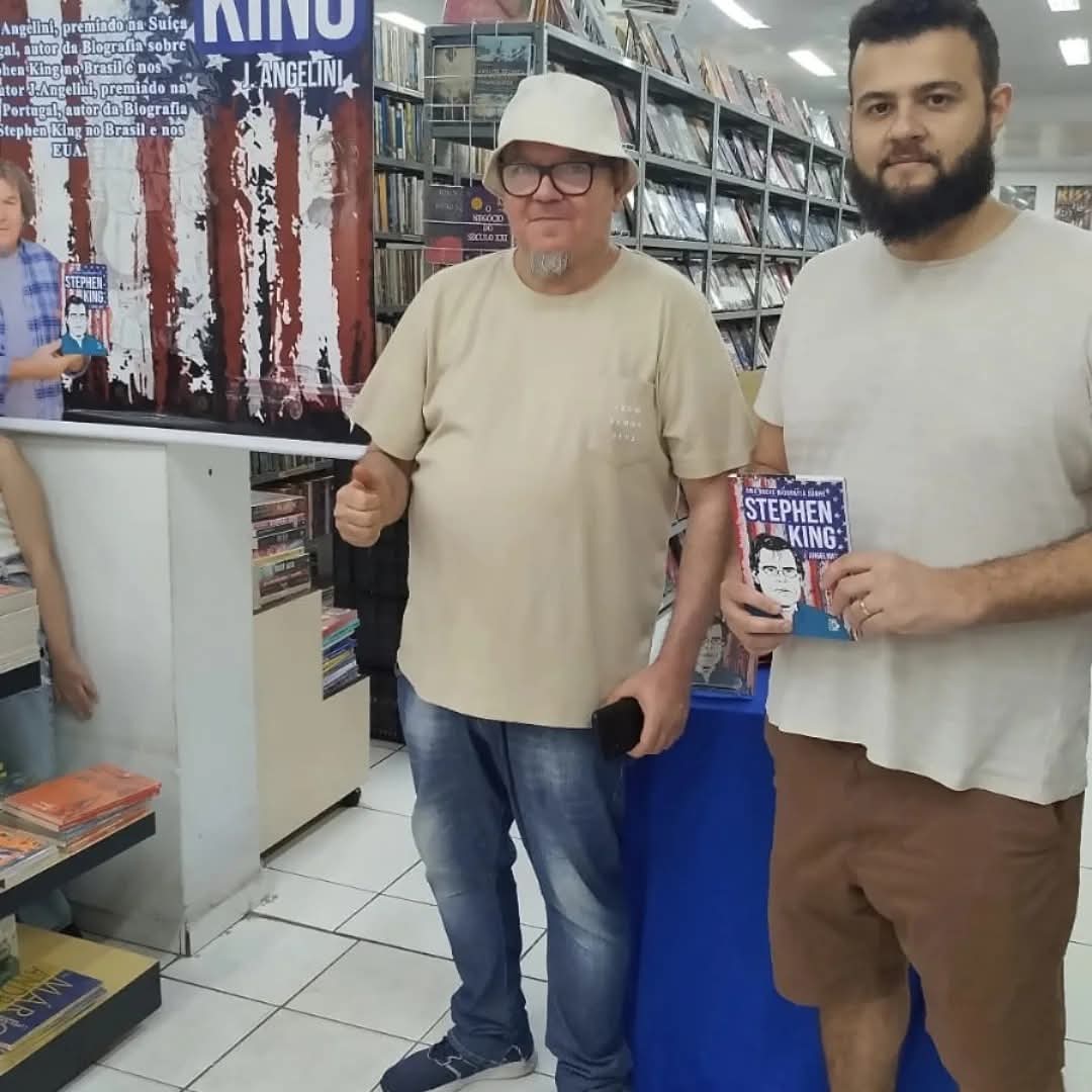 J. Angelini com leitor em livraria