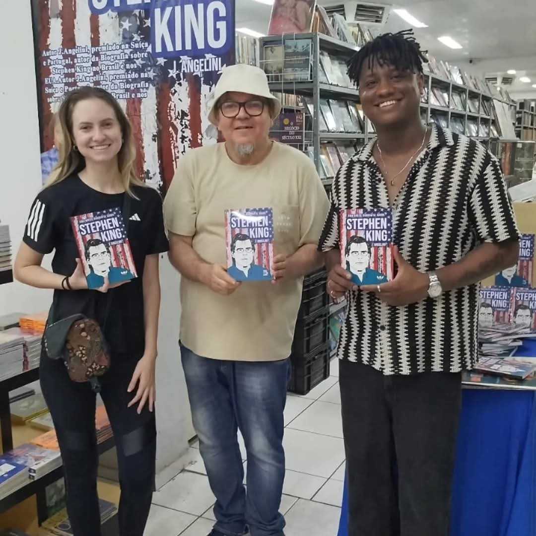 J. Angelini com leitores e exemplares da biografia de Stephen King