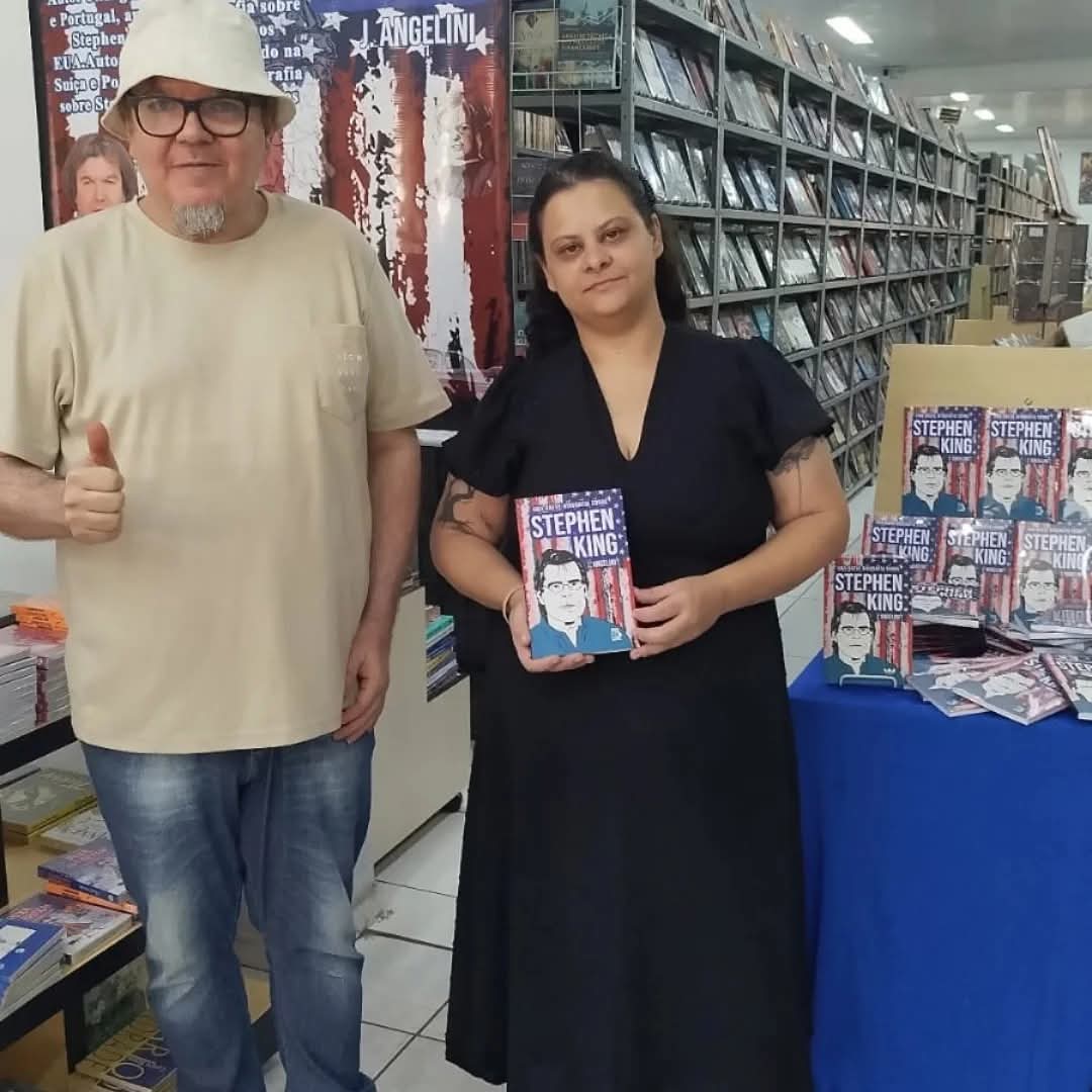 J. Angelini com leitora em sessão de autógrafos