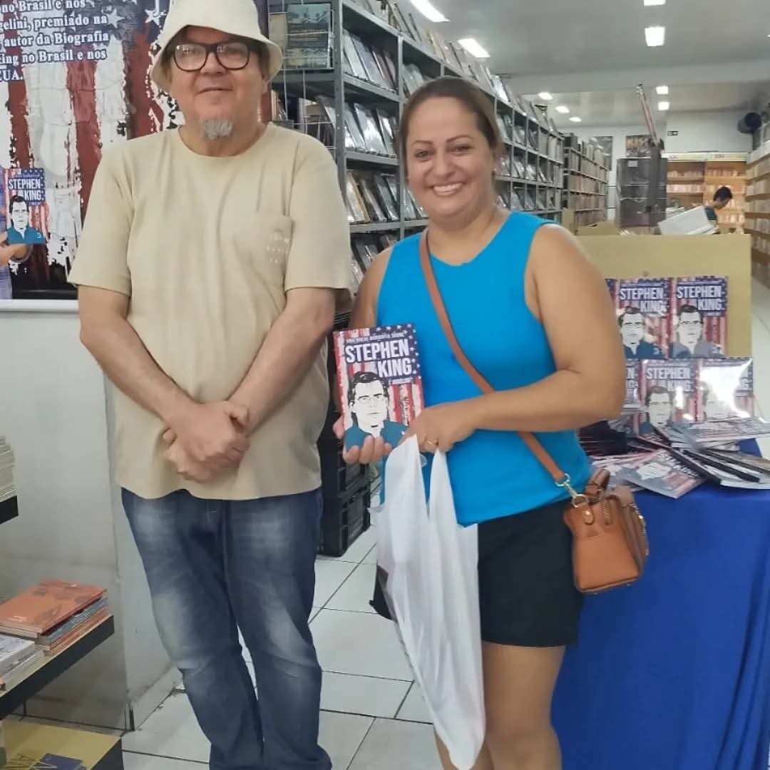 J. Angelini com leitora em livraria