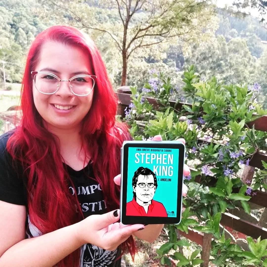 J. Angelini com leitores em evento literário