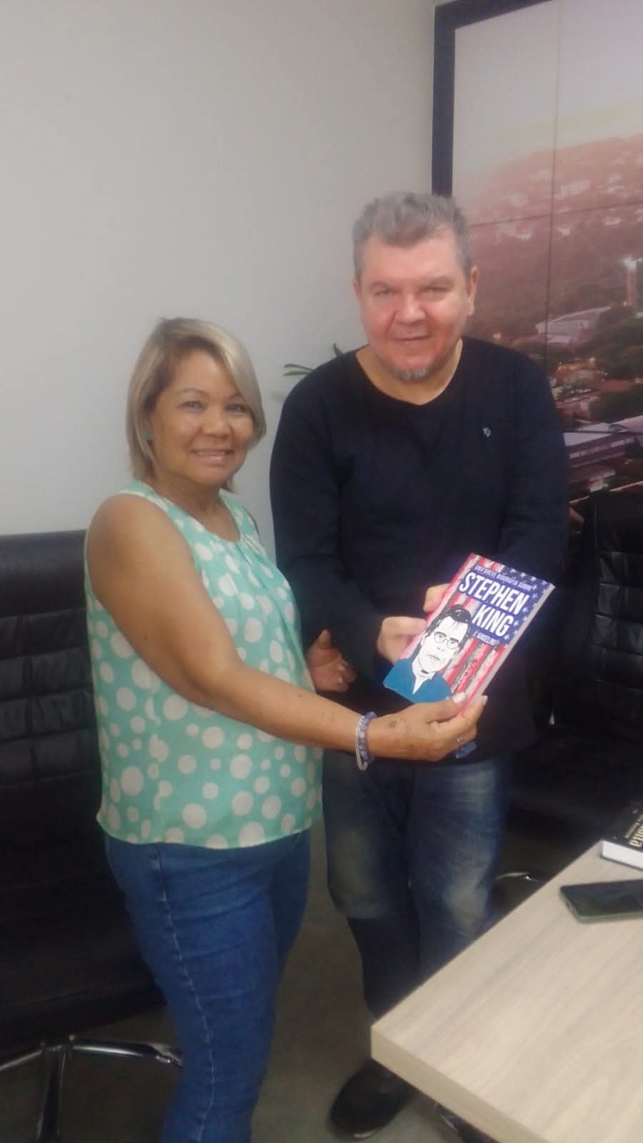leitora segurando o livro Uma breve biografia sobre Stephen King de J. Angelini