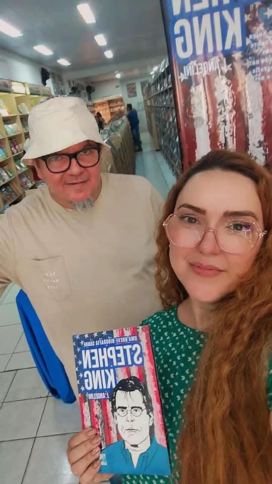 autor em livraria segurando exemplar de Stephen King