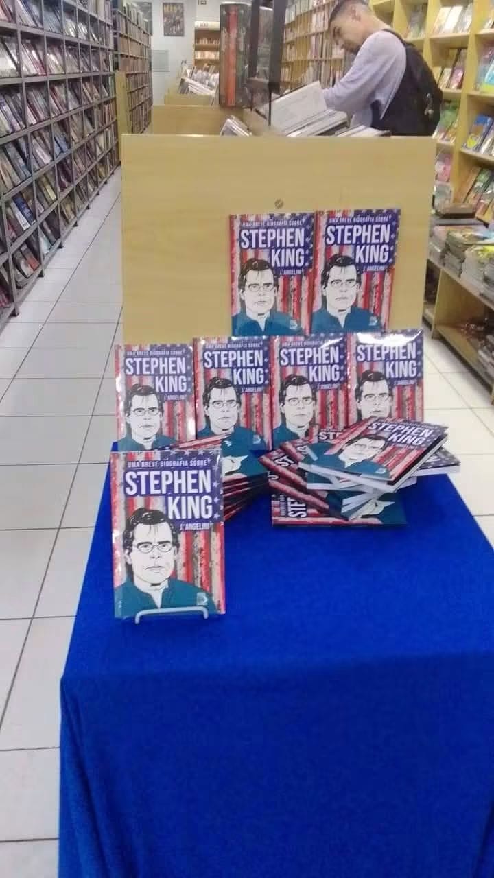 Exemplares da biografia em exposição na livraria