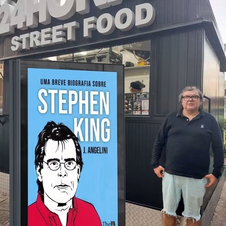 Cartaz da biografia de Stephen King exposto na rua