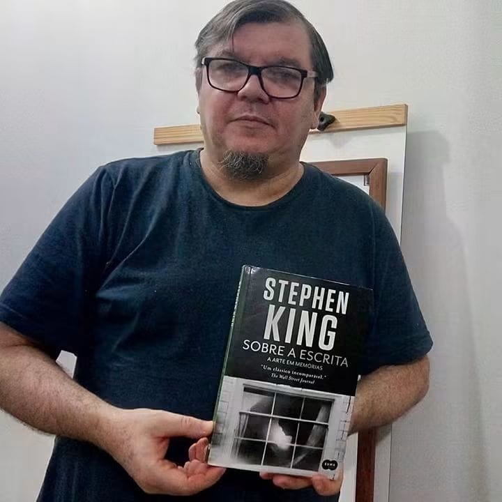 Leitor com Sobre a Escrita, de Stephen King